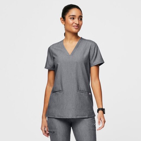 FIGS Casma™ Three-Pocket Scrub Top in Graphite - Picture 10 of 10